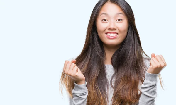 Jonge Aziatische Vrouw Geïsoleerde Achtergrond Vieren Verrast Verbaasd Voor Succes — Stockfoto