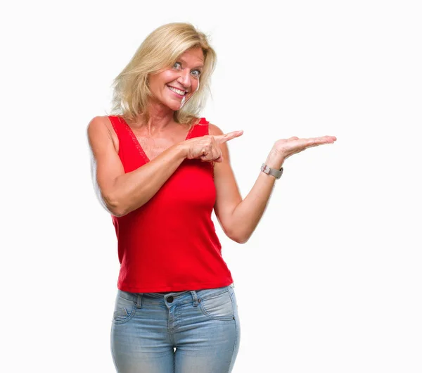 Mujer Rubia Mediana Edad Sobre Fondo Aislado Sorprendida Sonriendo Cámara — Foto de Stock