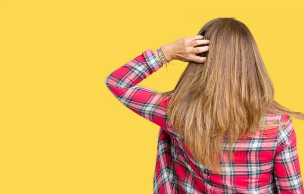 Vackra Medelålders Kvinna Som Bär Över Isolerade Bakgrund Bakåt Tänkande — Stockfoto