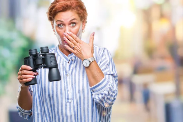 Vedoucí Kavkazský Žena Dívá Dalekohledem Izolované Pozadí Kryt Ústa Rukou — Stock fotografie