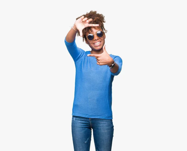 Schöne Junge Afrikanisch Amerikanische Frau Mit Sonnenbrille Über Isoliertem Hintergrund — Stockfoto