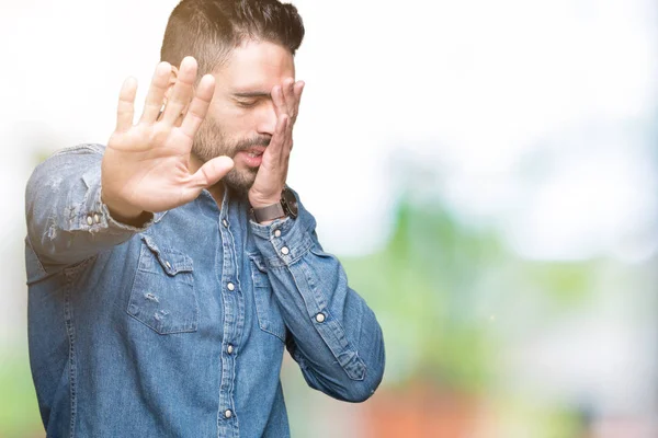 Stilig Ung Över Isolerade Bakgrund Som Täcker Ögon Med Händerna — Stockfoto