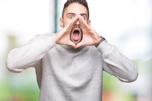 Junger Gutaussehender Mann Trägt Sweatshirt Über Isoliertem Hintergrund Und Schreit — Stockfoto