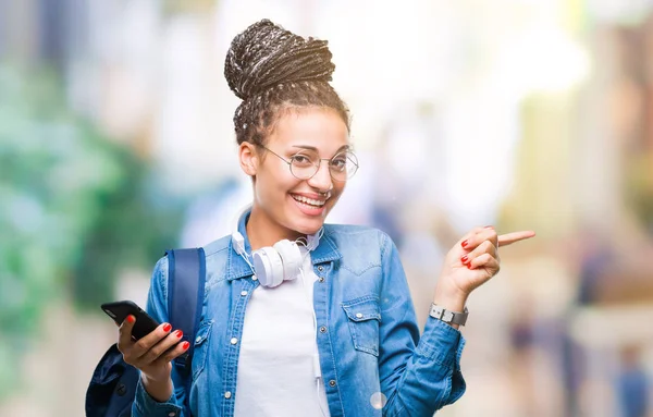 Ung Flätat Hår Afroamerikanska Student Tjej Med Smartphone Isolerade Bakgrund — Stockfoto