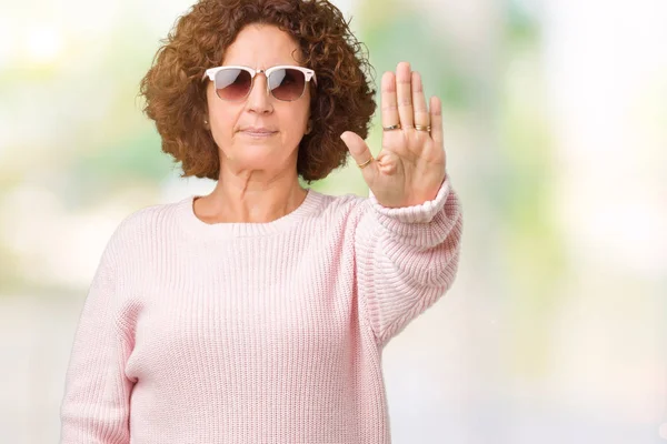 Die Schöne Seniorin Mittleren Alters Trägt Einen Rosafarbenen Pullover Und — Stockfoto