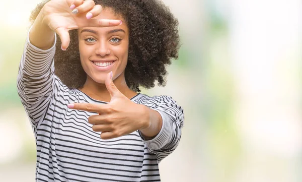 Mujer Afroamericana Joven Sobre Fondo Aislado Sonriendo Haciendo Marco Con — Foto de Stock