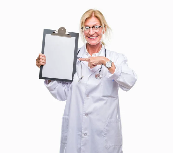 Medelåldern Blonde Läkare Kvinna Hålla Urklipp Över Isolerade Bakgrund Mycket — Stockfoto