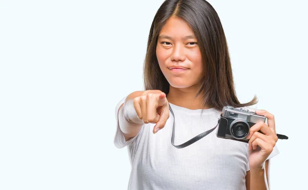 Vintagera 写真のカメラを保持している若いアジア女性分離カメラと指で指している背景 手署名 正面からポジティブで自信のジェスチャー — ストック写真