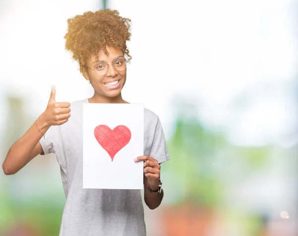 Молодая Африканская Американка Держит Бумагу Красным Сердцем Изолированном Фоне Счастливый — стоковое фото