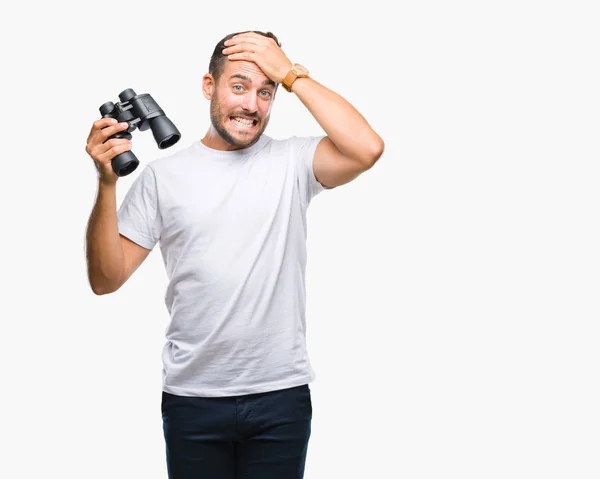 Ung Vacker Man Tittar Genom Kikaren Över Isolerade Bakgrund Stressad — Stockfoto