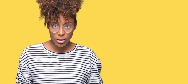Vakker Ung Afroamerikansk Kvinne Med Briller Isolert Bakgrunn Redd Sjokkert – stockfoto