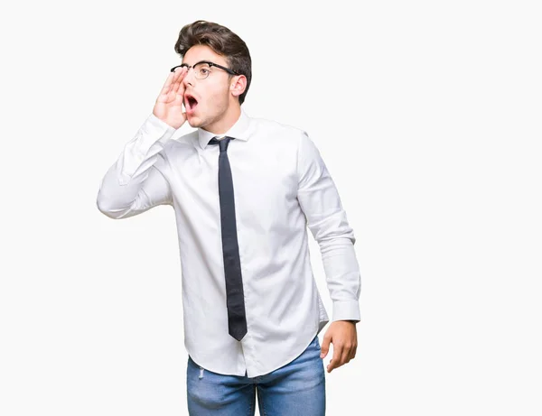 Junger Geschäftsmann Mit Brille Vor Isoliertem Hintergrund Schreit Und Schreit — Stockfoto