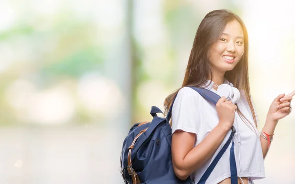 Ung Asiatisk Kvinna Som Bär Ryggsäck Och Hörlurar Över Isolerade — Stockfoto