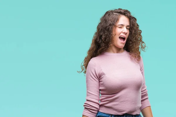 Mooie Brunette Krullend Haar Jong Meisje Roze Trui Dragen Geïsoleerde — Stockfoto