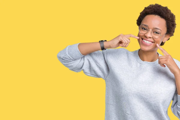 Jovem Bela Mulher Afro Americana Vestindo Óculos Sobre Fundo Isolado — Fotografia de Stock