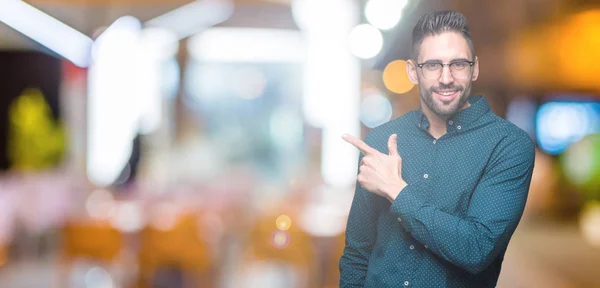 Mladý Pohledný Obchodní Muž Nosí Brýle Izolované Pozadí Veselá Úsměvem — Stock fotografie