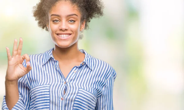 Unga Afro Amerikansk Kvinna Över Isolerade Bakgrund Leende Positiva Gör — Stockfoto