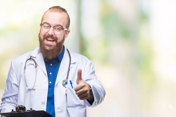 Jovem Médico Homem Segurando Prancheta Sobre Fundo Isolado Feliz Com — Fotografia de Stock