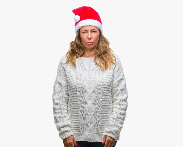 クリスマス帽子身に着けている懐疑的な孤立した背景と神経質 しかめっ面の動揺問題のため中年年配のヒスパニック系女性 否定的な人 — ストック写真