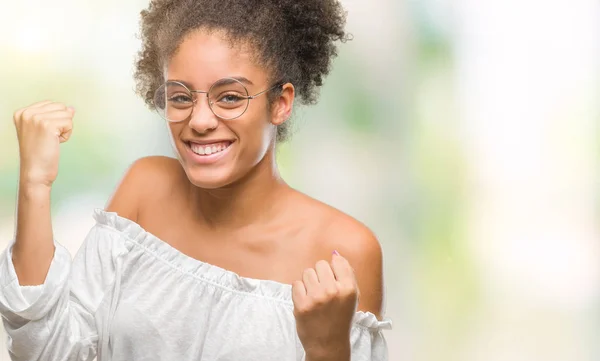 Mujer Afroamericana Joven Con Gafas Sobre Fondo Aislado Muy Feliz —  Fotos de Stock