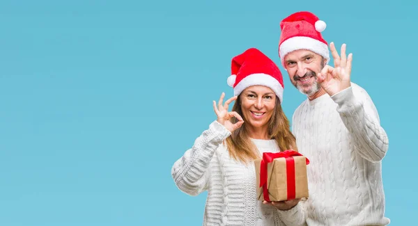 Coppia Ispanica Mezza Età Che Indossa Cappello Natale Tiene Regalo — Foto Stock