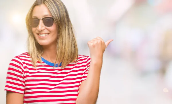 Jeune Belle Femme Portant Des Lunettes Soleil Sur Fond Isolé — Photo