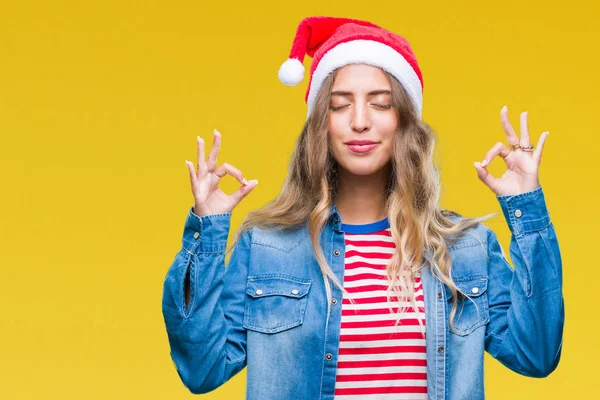 Güzel Sarışın Genç Kadın Giyen Noel Şapka Izole Arka Plan — Stok fotoğraf