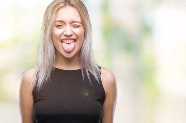 Junge Blonde Frau Über Isoliertem Hintergrund Streckt Die Zunge Glücklich — Stockfoto