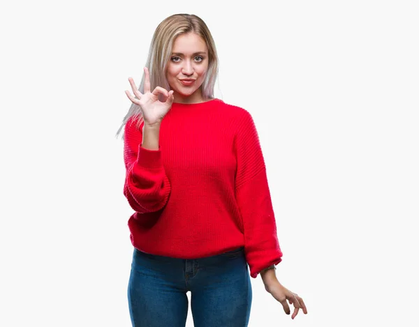 年轻的金发碧眼的女人穿着冬天的毛衣在孤立的背景微笑积极做确定的迹象与手和手指 成功的表达 — 图库照片