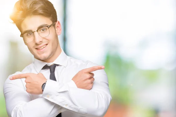 Jeune Homme Affaires Portant Des Lunettes Sur Fond Isolé Pointant — Photo