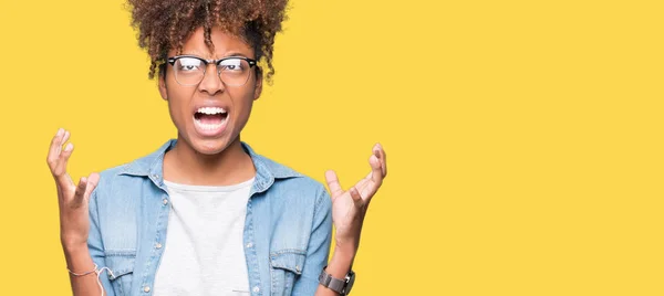 Hermosa Mujer Afroamericana Joven Con Gafas Sobre Fondo Aislado Loco —  Fotos de Stock