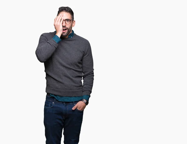 Joven Hombre Guapo Con Gafas Sobre Fondo Aislado Que Cubre —  Fotos de Stock