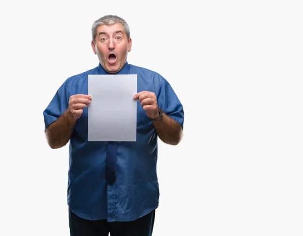 Bonito Homem Sênior Segurando Papel Folha Branco Sobre Fundo Isolado — Fotografia de Stock