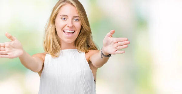 Mulher Bonita Elegante Sobre Fundo Isolado Olhando Para Câmera Sorrindo — Fotografia de Stock