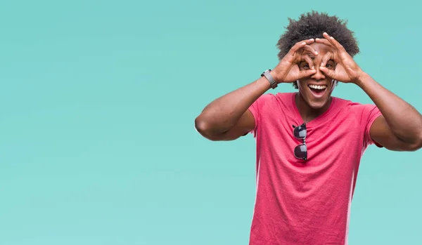 Homem Afro Americano Sobre Fundo Isolado Fazendo Gesto Como Binóculos — Fotografia de Stock