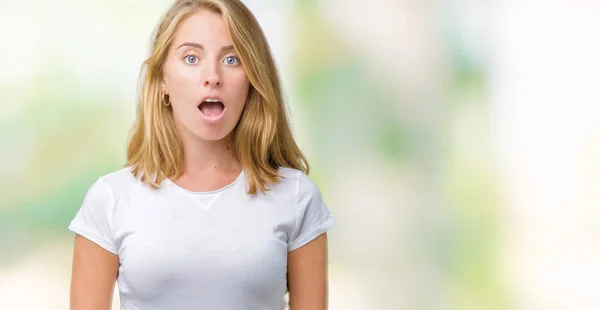 Mooie Jonge Vrouw Dragen Casual Wit Shirt Geïsoleerde Achtergrond Bang — Stockfoto