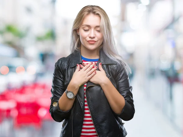 Mujer Rubia Joven Con Chaqueta Negra Sobre Fondo Aislado Sonriendo — Foto de Stock