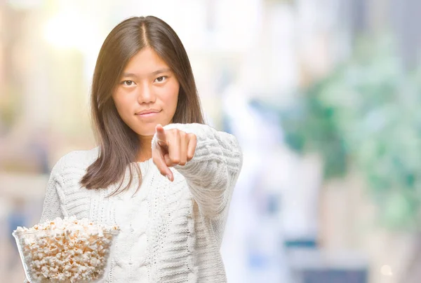Giovane Donna Asiatica Mangiare Popcorn Sfondo Isolato Puntando Con Dito — Foto Stock