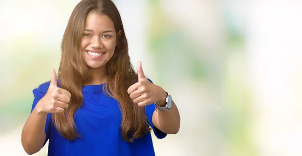 Joven Hermosa Mujer Morena Vistiendo Camiseta Azul Sobre Fondo Aislado — Foto de Stock