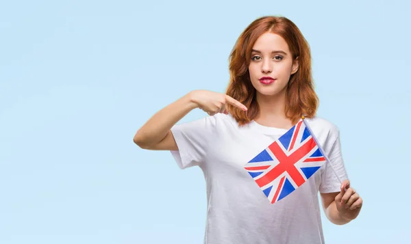 Jovem Bela Mulher Segurando Bandeira Reino Unido Sobre Fundo Isolado — Fotografia de Stock