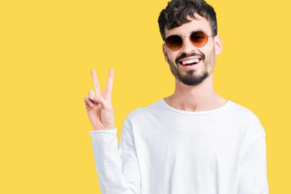 Joven Hombre Guapo Con Gafas Sol Sobre Fondo Aislado Sonriendo — Foto de Stock