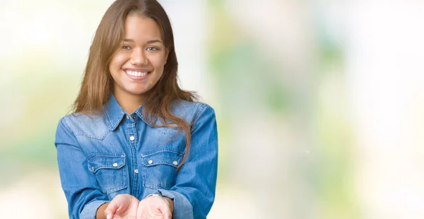 Joven Mujer Morena Hermosa Con Camisa Mezclilla Azul Sobre Fondo —  Fotos de Stock