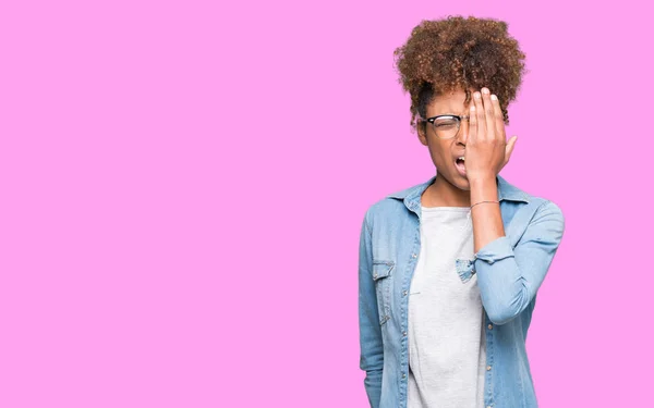 Hermosa Mujer Afroamericana Joven Con Gafas Sobre Fondo Aislado Bostezando — Foto de Stock