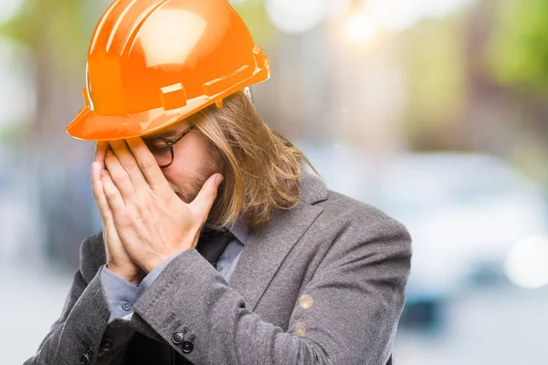 Junger Gutaussehender Architekt Mit Langen Haaren Schutzhelm Vor Isoliertem Hintergrund — Stockfoto