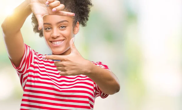 Jeune Femme Afro Américaine Sur Fond Isolé Souriant Faisant Cadre — Photo