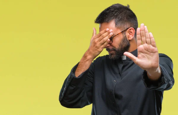 Yetişkin Spanyol Katolik Rahip Adam Elleriyle Gözlerini Kapsayan Izole Arka — Stok fotoğraf