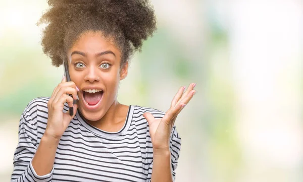 Joven Mujer Afroamericana Hablando Por Teléfono Sobre Fondo Aislado Muy —  Fotos de Stock