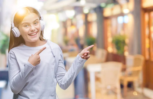 Joven Chica Hermosa Con Auriculares Escuchando Música Sobre Fondo Aislado — Foto de Stock