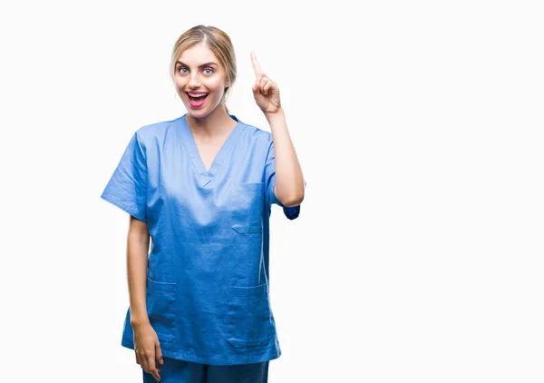 若い美しい金髪の医者の外科医看護師女性分離背景成功したアイデアと指を上向きに 終了したと満足しています ナンバーワン — ストック写真