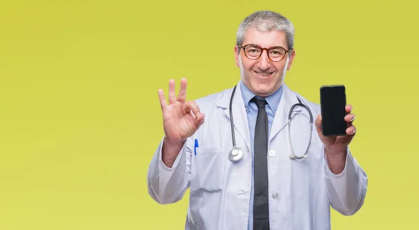 Όμορφος Ανώτερος Γιατρός Δείχνει Άνθρωπο Οθόνη Του Smarpthone Πέρα Από — Φωτογραφία Αρχείου